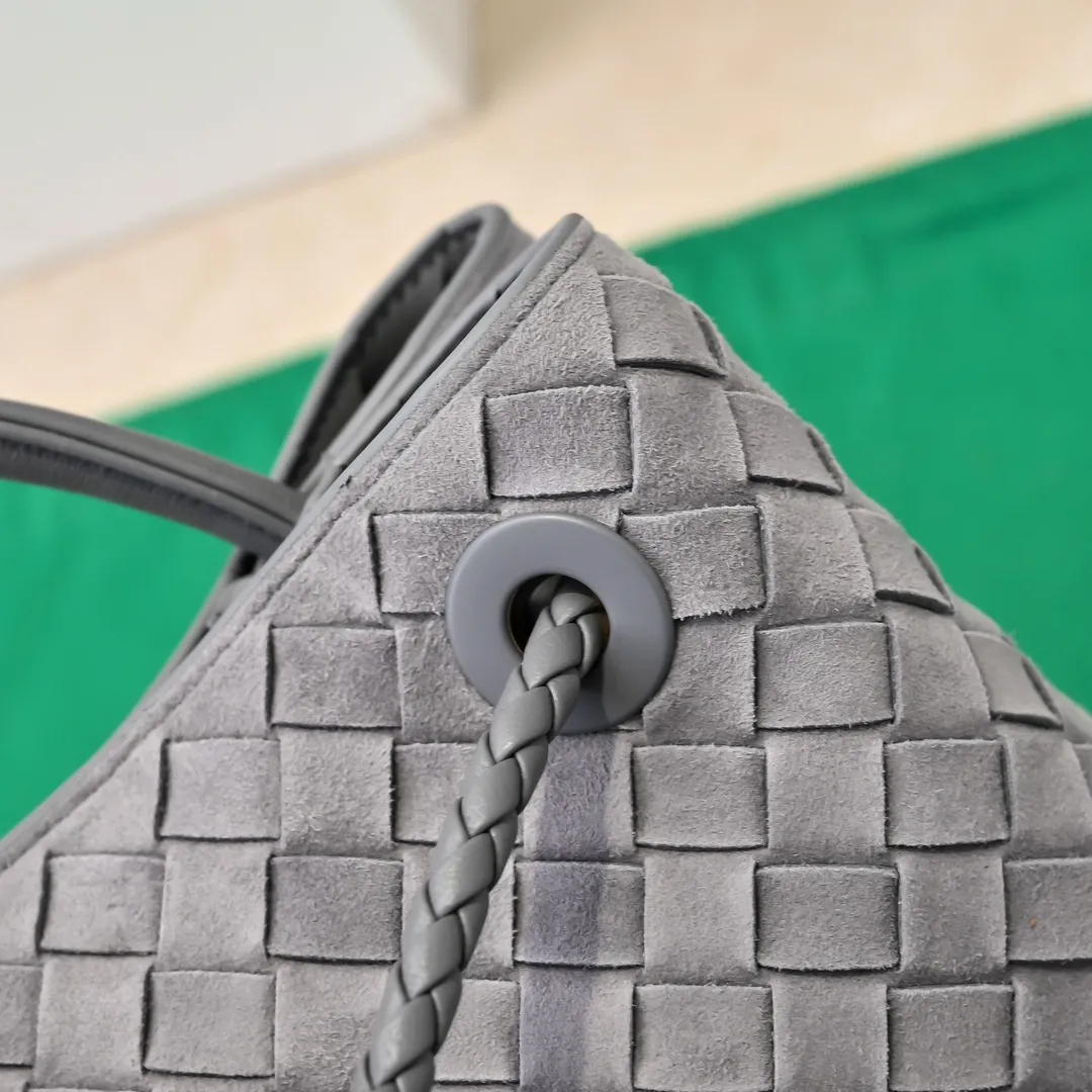 The 2024 new Andiamo batch 1920 BV has been shipped‼ ️Really popular🔥The new Andiamo woven handbag launched by Bottega Veneta this season is really popular all over the world! ! Celebrities at home and abroad have worn it, and Oscar-winning actress Michelle Yeoh has taken it out on the street. Song Jia, Trai Yara, Yu Feihong, Sanji Ayaka, Rosie Hunting-Whiteley, Yoshioka Riho, etc. have all picked up this bag. It is classic and versatile, showing off its temperament, and the bag capacity is also large, which is very convenient for daily commuting! ! A variety of carrying methods, the shoulder straps can be adjusted by yourself, the original lambskin feels soft and delicate, and the neutral style is created to break gender boundaries and bring a more practical and longer-lasting use experience. Andiamo, which has both elegant and casual styles, perfectly interprets the true appearance of "fashionable old money style". Style number: 7463 (suede) Size: 25*22*10.5cm